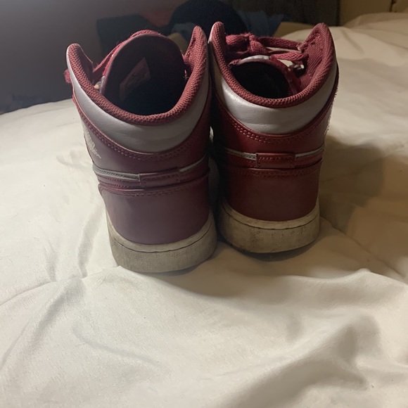 Jordan 1s mid red and grey - Picture 3 of 6